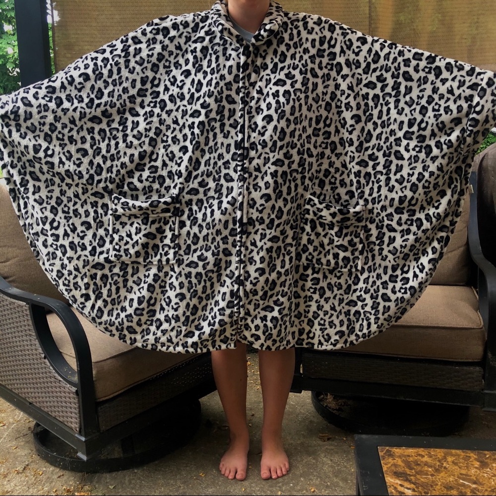 Leopard print blanket zipup🐾